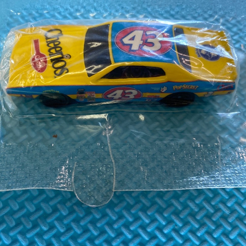 Richard Petty #43 Salute 1974 Dodge Charger Hot Wheels Sealed
